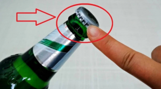 Nắp bia có 1 điểm dễ tìm, nhấn vào là mở nắp dễ dàng, phụ nữ cũng làm ngon ơ