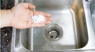 Thả chút muối vào bồn rửa bát: Mẹo hay nhà nào cũng cần, biết rồi ai cũng muốn thử ngay