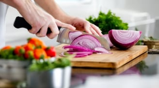 Mẹo hay giúp bạn thái cả rổ hành làm cỗ Tết cũng vẫn cười tươi không lo chảy nước mắt cay mắt