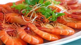 Khi luộc tôm thả nắm lá này vào, tôm lên màu đỏ au, ngon ngọt lại không tanh