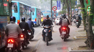 Đi xe máy trên vỉa hè có thể bị phạt đến 6 triệu đồng