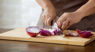Đầu bếp chuyên nghiệp mách bạn cách thái cả rổ hành không cay mắt chảy nước mắt, hóa ra rất đơn giản