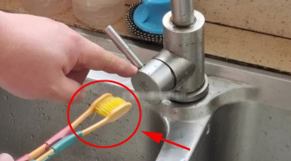 Buộc 2 bàn chải đánh răng cũ lại với nhau, có ngay 'bảo bối' giải quyết vấn đề khó nhằn