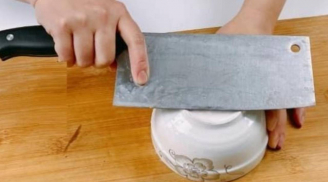 Chỉ với 1 động tác nhỏ, dao cùn cũng sắc như mới, chẳng cần đá mài hay dụng cụ đặc biệt