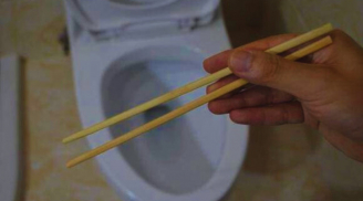 Giải quyết nỗi lo tắc bồn cầu chỉ với 2 chiếc đũa, tiết kiệm mà cực kỳ hiệu quả