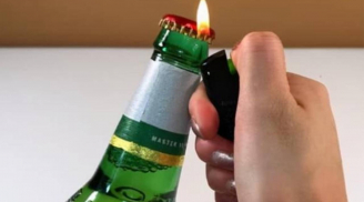 Nắp chai bia có 1 điểm dễ tìm, nhấn vào là bật nắp dễ dàng, không cần dụng cụ phức tạp