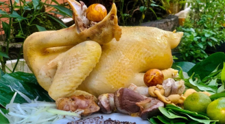 Luộc gà xong đừng vớt ngay ra đĩa, làm thêm một việc gà giòn sần sật, thịt chắc, chặt không nát da