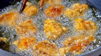 Vì sao đầu bếp thường vắt chanh vào chảo dầu trước khi chiên rán?