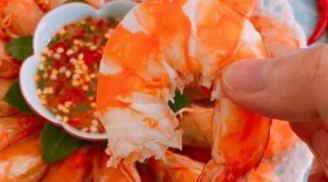 Luộc tôm đừng dùng nước lã, thả nắm lá này, tôm lên màu đỏ au, ngon ngọt, không tanh