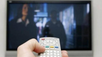 Lau màn hình TV đừng dùng nước lã, dùng thứ nước này, không bị hỏng màn hình và hằn vết vân tay!