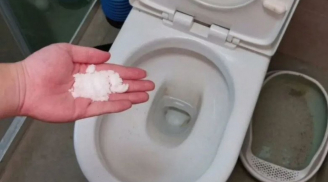 Chỉ bằng 1 nắm muối ăn có thể giúp làm sạch bong nhà tắm