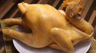 Luộc gà đổ đầy nước lạnh vừa đỏ vừa tanh, làm theo cách này thịt thơm ngọt