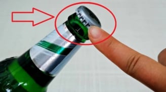 Nắp chai có 1 điểm đặc biệt, nhấn vào là mở nắp dễ dàng, không cần dụng cụ phức tạp