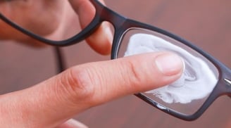 Mưa xuân nồm ẩm kính mắt hay bị mờ, áp dụng ngay mẹo này kính sáng nhìn rõ không tốn kém