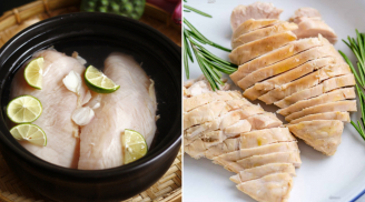 Luộc ức gà đừng chỉ cho muối, thêm thứ này để thịt ngọt thơm, không bị khô