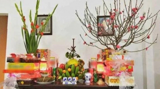 Vì sao khi thắp hương, nhà giàu thường đặt bình hoa ở bên trái bàn thờ? Lý do không hề mê tín