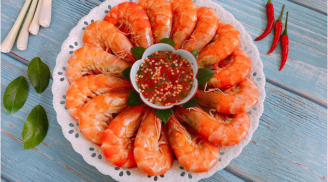 Thả thứ nước này vào hấp tôm: Tôm đỏ au chắc thịt, ăn 1 lần nhớ mãi