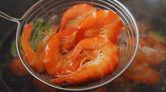 Luộc tôm dùng nước lã bảo sao vừa tanh vừa bở: Dùng loại nước này tôm thơm phức, đỏ au, chắc nịch