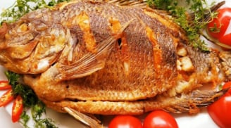 Rán cá đừng thả ngay vào chảo, làm thêm bước này da cá vàng giòn, không bắn dầu, sát chảo