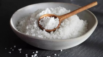 Đặt 1 bát muối ở góc phòng ngủ, giúp làm sạch không khí, ngủ ngon, xua đuổi vận xui và hút tài lộc