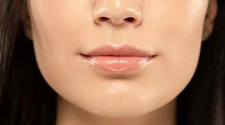 Mách nàng cách tránh môi khô khiến môi bong tróc, son không bám đều màu