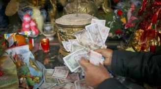 Có nên đặt tiền thật lên bàn thờ thắp hương vào mùng 1 không?