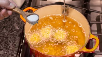 Vì sao trước khi chiên rán nên cho muối vào chảo dầu?