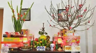 Vì sao người nhà giàu thường đặt bình hoa ở bên trái khi thắp hương?