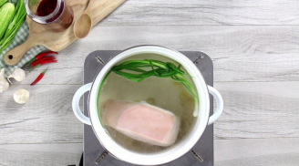 Luộc thịt chỉ luộc bằng nước lã là thiếu: Thêm vài lá này vào, thịt mềm nhanh, cực thơm