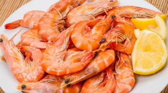 Luộc tôm sợ tanh, cứ thả nắm lá này vào, tôm đỏ au, thơm nức 10 con ngọt cả 10