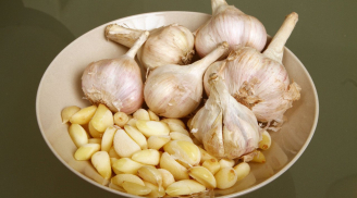 4 mẹo bóc tỏi vừa nhanh vừa không dính mùi trên tay
