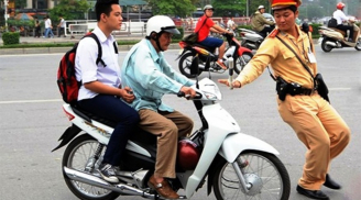 Chở người ngồi sau xe gắn máy không đội mũ bảo hiểm bị phạt bao nhiêu?