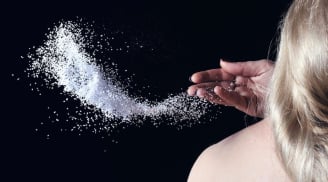 Hóa giải vận xui tiền bạc bằng cách ném muối qua vai trái