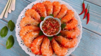 Luộc tôm đừng chỉ cho muối, thả nắm lá này, tôm ngọt thịt, không tanh lại chắc mẩy