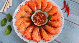 Luộc tôm với lá này lên màu cực đẹp, thịt đỏ au, dai lại không tanh
