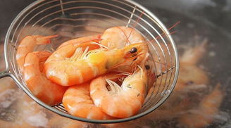 Luộc tôm bị cứng, mất vị tươi ngon: Xem ngay bạn có đang mắc phải lỗi này không?