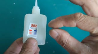 Tay dính keo 502, cho vài giọt này vào xoa nhẹ, gỡ dính mấy cũng được gỡ sạch