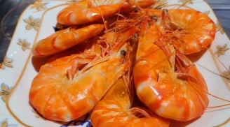 Thả nắm lá này vào luộc tôm: Con nào con nấy đỏ au chắc nịch, 10 con như 10