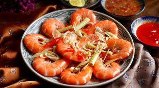 Luộc tôm cứ cho thêm 2 nguyên liệu này, tôm không tanh lại đỏ au cực đẹp