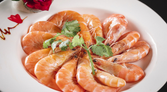 Hấp tôm chỉ bỏ sả thôi là chưa đủ: Bỏ thứ nước này vào tôm đỏ au chắc thịt, nhìn muốn ăn liền