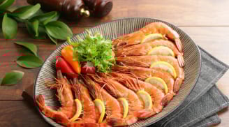 Cách luộc tôm ngon, đỏ au thịt ngọt không tanh, giàu dinh dưỡng chỉ cần thả vài giọt nước này