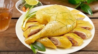 Luộc gà không tanh, da vàng đẹp, thịt ngọt mềm chỉ nhờ mẹo nhỏ này