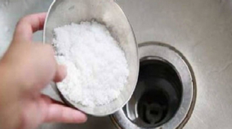 Đổ muối xuống ống thoát nước: Tác dụng kỳ diệu ai cũng nên biết