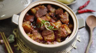Kho thịt chỉ bỏ nước mắm và dầu ăn thôi chưa đủ: Thả thứ này thịt nhanh nhừ, thịt mềm tan, ăn nhớ mãi
