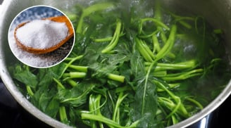 Vì sao cho muối khi luộc rau có thể giúp rau xanh hơn, không bị thâm đen?