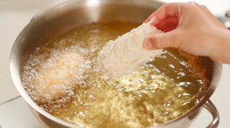 3 mẹo của đầu bếp thông minh giúp chiên cá rán thịt vàng giòn ngon, không văng bắn dầu nhờ thứ này
