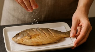 Rắc một nhúm thứ này khi rán cá, da giòn tan mà không bắn dầu