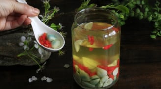 Tỏi ngâm giấm cho thêm 1 thứ vào, tỏi giòn ngon, không lo chuyển màu xanh