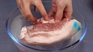 Ngâm thịt vào nước lã vừa lâu vừa nhạt thịt: Đây là cách để thịt rã đông nhanh, bổ dưỡng
