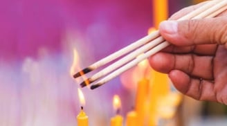 Vì sao người xưa khuyên không nên thắp hương buổi tối? Bí mật phong thủy bạn cần biết